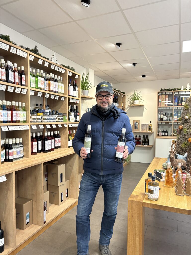 Christoph Steinhauer beim Einkauf von Spirituosen.